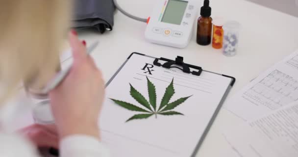 Orvosi Marihuána Recept Zöld Levéllel Orvosi Kannabisz Hatásai Előnyei — Stock videók