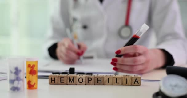 Orvos Véres Kémcsövet Tart Kockákon Hemofíliával Diagnózis Hemofília Kezelése — Stock videók