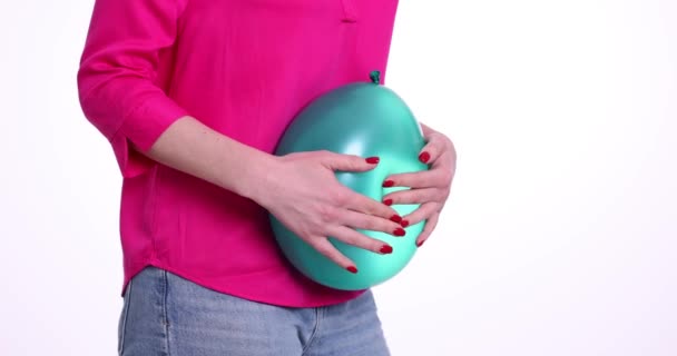 Femeia Ţine Balonul Umflat Senzație Flatulență Balonare Distensie Abdomenului — Videoclip de stoc