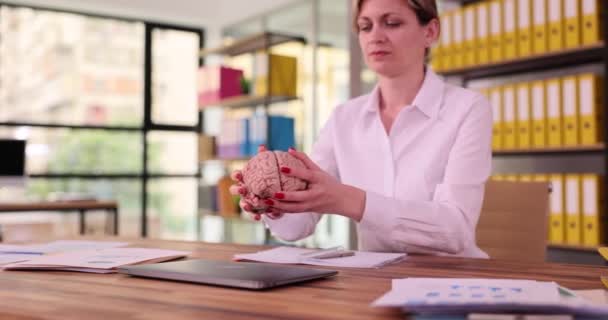 Kadını Beynini Laptopa Koyuyor Yaratıcı Eğitim Öğrenim — Stok video