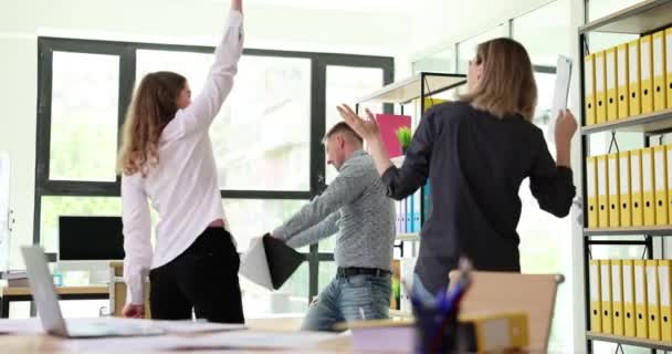 Los Equipos Negocios Están Bailando Celebrando Éxito Oficina Felices Colegas — Vídeo de stock