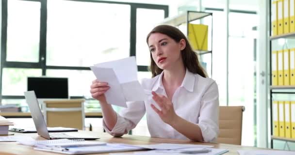 忧心忡忡的女人在工作场所读信 坏消息和银行债务及裁员通知 — 图库视频影像