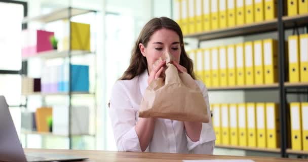 Een Vrouw Heeft Een Paniekaanval Haar Werk Emotionele Stress Crisis — Stockvideo