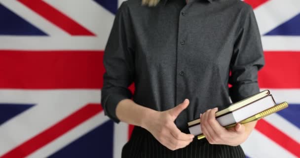 Osoba Knihami Ukazuje Palec Nahoru Proti Britské Vlajce Doporučení Podpora — Stock video