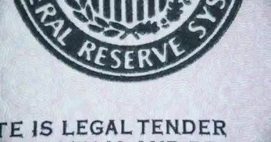 Banknotlardaki filigranlar, dolar ve avro, yakın plan. Para birimi, sahte koruma, zaman ayarlı özel semboller.