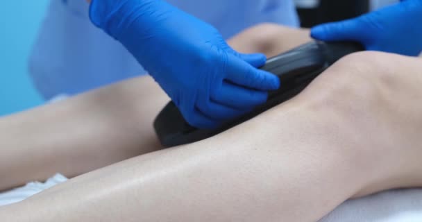 Kosmetolog Laserovým Zařízením Ženských Nohách Detailní Záběr Hardware Odstranění Vlasů — Stock video