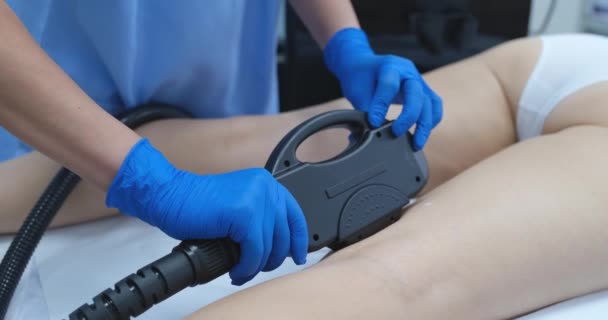 Dermatoloog Met Een Laserapparaat Een Vrouwenbeen Close Hardware Verwijdering Van — Stockvideo