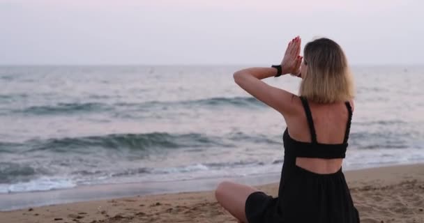 Woman Meditates Evening Seashore View Back Beautiful Landscape Beach — Αρχείο Βίντεο