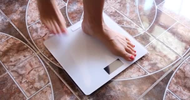 Bare Female Feet Placed Electronic Scales Close Weight Control Home — ストック動画