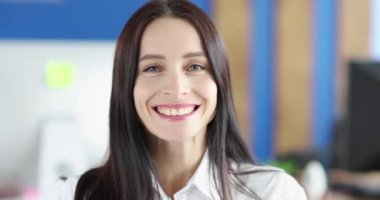 Gülümseyen kadın elleriyle kalbini gösteriyor. 4K film yavaş çekim. Pozitif duygu kavramı