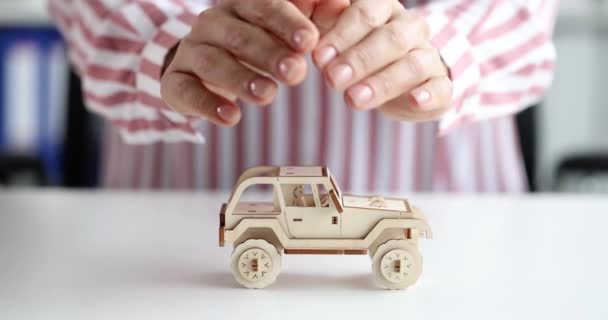 Жіночі Руки Обіймають Захищають Іграшковий Дерев Яний Автомобіль Фільм Повільний — стокове відео