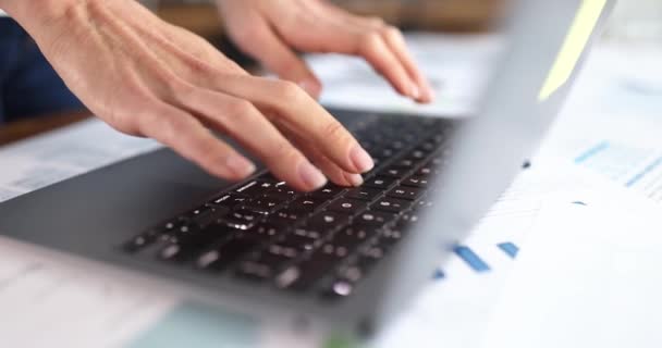 Γυναικεία Χέρια Πληκτρολογώντας Στο Πληκτρολόγιο Laptop Στο Τραπέζι Στο Γραφείο — Αρχείο Βίντεο