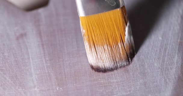 Szczotka Malowanie Powierzchni Drewnianej Srebrną Farbą Zbliżenie Film Slow Motion — Wideo stockowe