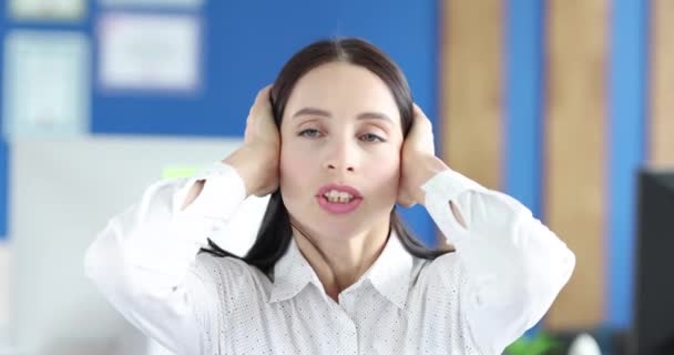 Jonge Vrouw Bedekt Haar Oren Praat Film Slow Motion Ongewenst — Stockvideo