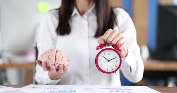 Bizneswoman Trzymając Sztuczny Mock Ludzkiego Mózgu Czerwony Budzik Rękach Zbliżenie — Wideo stockowe