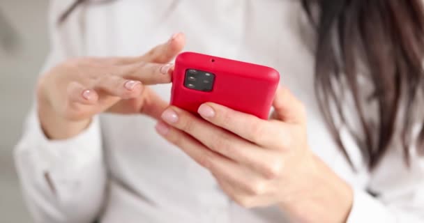 Cep Telefonu Ekranında Sosyal Medya Haberleri Okuyan Bir Kadın Yakın — Stok video
