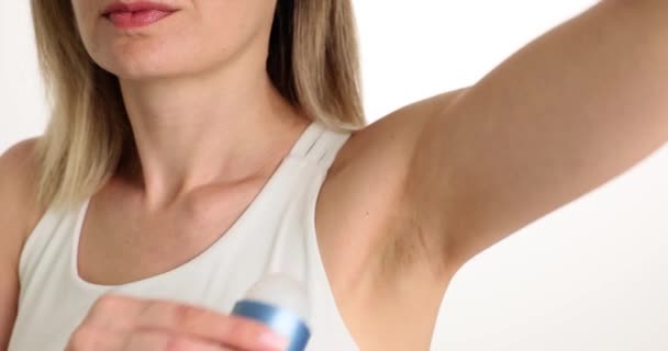 Higiena Osobista Młoda Kobieta Nakładają Dezodorant Pachę Antyperspirant Dezodorantowy Dla — Wideo stockowe