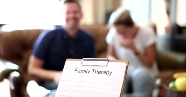 Σύζυγος Συνεδρία Θεραπευτή Κάθεται Στον Καναπέ Στο Γραφείο Οικογένεια Μιλάει — Αρχείο Βίντεο