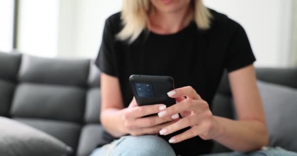 Χέρια Της Γυναίκας Κρατώντας Smartphone Χρησιμοποιώντας Μια Online Εφαρμογή Κινητό — Αρχείο Βίντεο