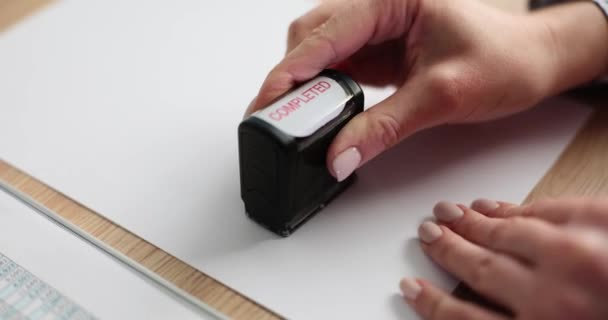 Damgası Kağıt Üzerine Kırmızı Mürekkeple Tamamlanmış Kağıt Üzerinde Kırmızı Mürekkeple — Stok video
