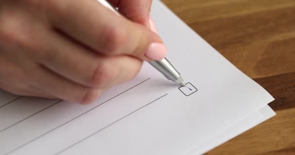 人は青いペンで箱をダニ 回答と投票の選択 — ストック動画