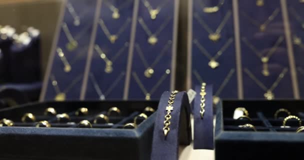 Vrouw Gouden Zilveren Armbanden Sieraden Etalage Beoordeling Van Kwaliteitsjuwelen — Stockvideo