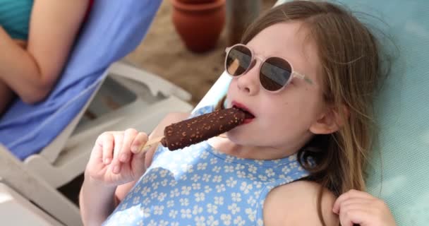 Holčička Zmrzlinu Plavající Pláži Dívka Leží Lehátku Vynikající Studenou Čokoládovou — Stock video