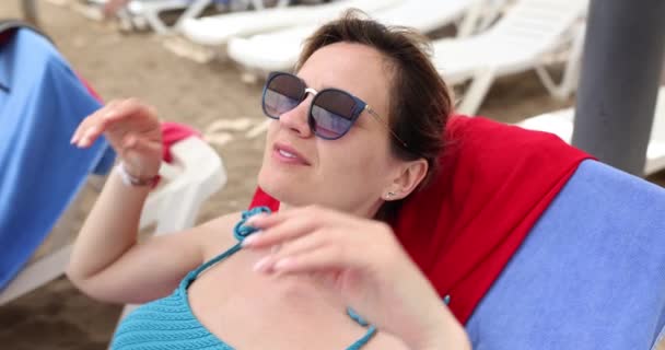 Стильная Счастливая Молодая Женщина Купальнике Солнцезащитных Очках Наслаждающаяся Жизнью Пляже — стоковое видео