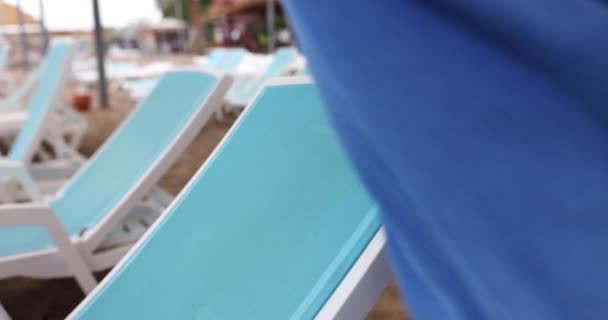 Γυναίκα Χέρια Θέσει Μπλε Πετσέτα Στην Ξαπλώστρα Στην Παραλία Χαλαρώστε — Αρχείο Βίντεο