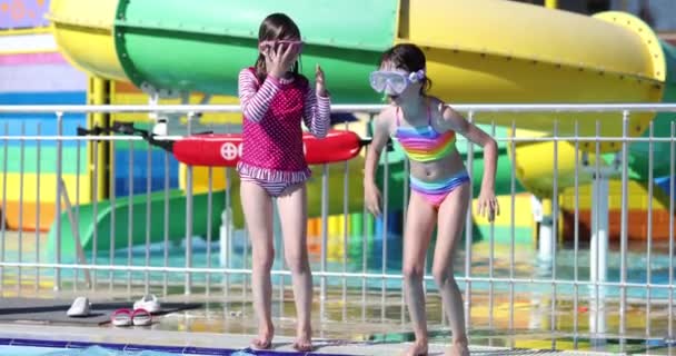 Dwie Szczęśliwe Siostry Przyjaciółki Wskakują Basenu Kurorcie Wakacje Rekreacja Dla — Wideo stockowe