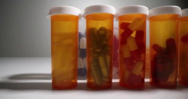 Sağlık için tıbbi kapsülleri olan plastik şişeler. Vücut sağlığı ve güzellik için çeşitli besin takviyeleri ve vitaminler