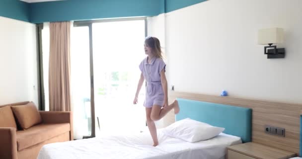 Drăguţă Fetiţă Sărind Pat Copilul Sărind Vesel Dormitor — Videoclip de stoc