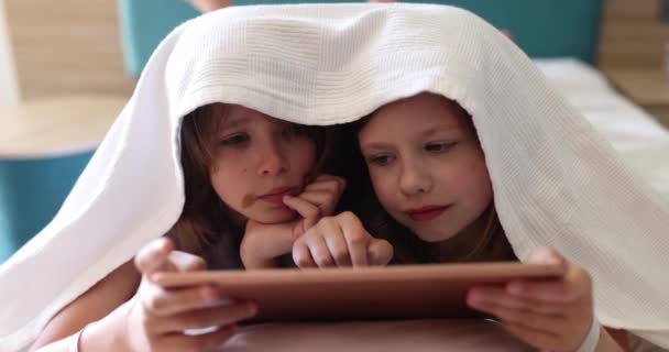 Duas Meninas Sob Cobertor Com Tablet Digital Infância Sonho Online — Vídeo de Stock