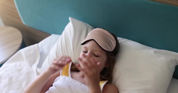 小女孩披着睡眠面具躺在床上 让健康的孩子们安静下来 — 图库视频影像