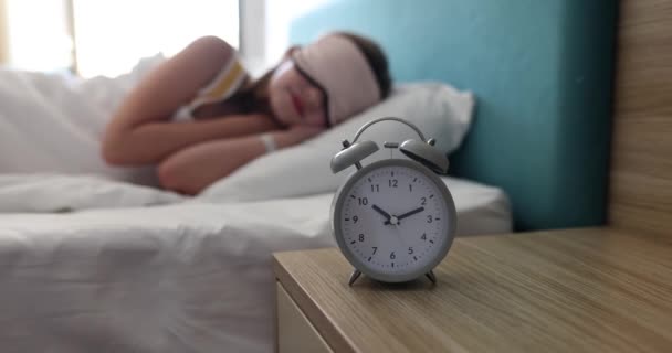 儿童房十点钟的闹钟在桌上 戴着睡眠面具睡觉的少年 — 图库视频影像