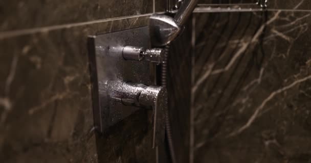 シャワーや入浴のための浴室の壁に水滴を搭載したステンレス製の水の蛇口の閉鎖 モダンなスタイルのバスルームのインテリア — ストック動画