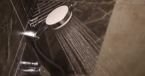 現代的な灰色の大理石のバスルームで豪華なクロムシャワー 蛇口から流れる水 — ストック動画