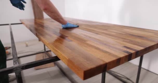 Obróbka Deski Drewnianej Lakierem Ochronnym Produkcja Mebli Litego Drewna — Wideo stockowe