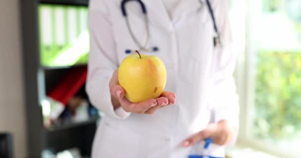 Doutor Segura Mão Pêra Amarela Madura Clínica Alimentação Saudável Vitaminas — Vídeo de Stock