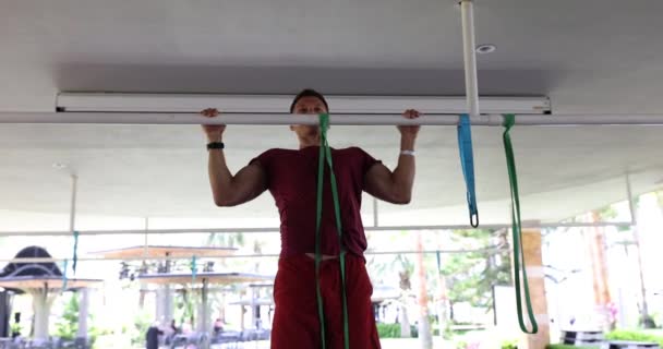 Mladý Muž Zastavuje Vodorovné Tyči Elastickým Pásem Venku Koncepce Fitness — Stock video