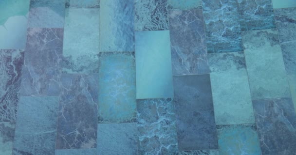 游泳池水底下干净的蓝色矩形水池瓷砖 游泳池底部漂亮的海底背景 — 图库视频影像