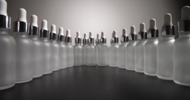 深色底色的塑料瓶 化妆品玻璃厂生产线 — 图库视频影像