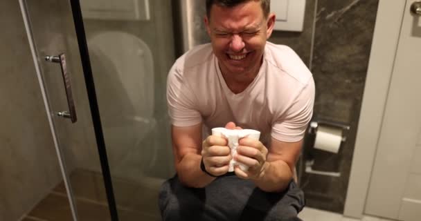 Mann Mit Problem Sitzt Auf Toilette Nahaufnahme Verstopfung Durchfall Und — Stockvideo