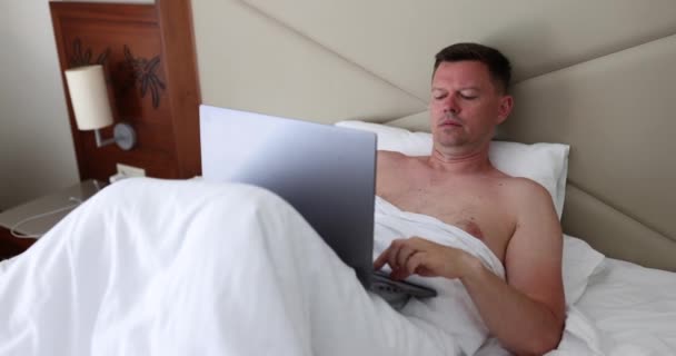 Hombre Concentrado Atento Con Ordenador Portátil Cama Dormitorio Teletrabajador Freelancer — Vídeos de Stock