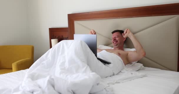 Gelukkig Persoon Bed Met Behulp Van Computer Thuis Het Hotel — Stockvideo