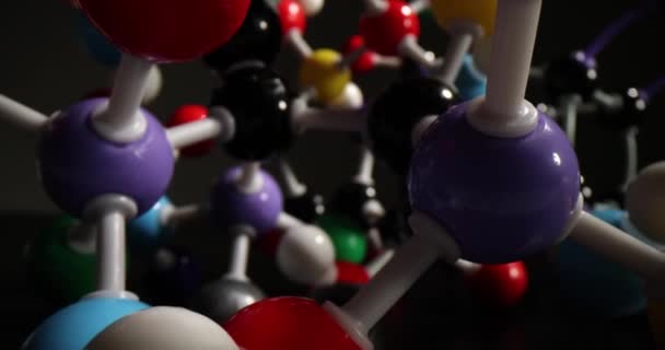Plastic Model Van Chemie Molecuul Voor Onderwijs Zwarte Achtergrond Atomistisch — Stockvideo