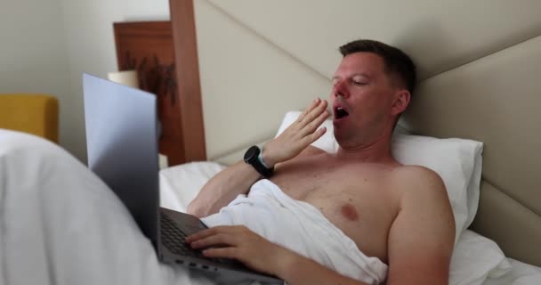 Junger Mann Leidet Unter Schlafmangel Mit Laptop Schlafzimmer Freiberufler Überstunden — Stockvideo