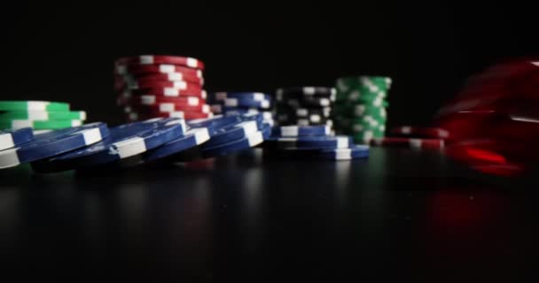 黒の背景にチップとカジノのテーブルの上に赤いサイコロを転がす 違法カジノと地下カジノ — ストック動画