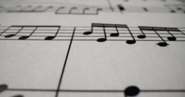 Kağıt kaplama üzerine basılmış notalar. Müzik notaları arkaplanı