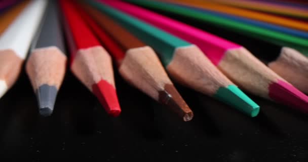 Asortyment Kolorowych Ołówków Rysowania Czarnym Tle Kolorowe Ołówki Rysowania Różnych — Wideo stockowe